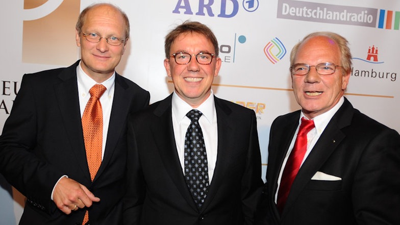 Joachim Knuth (li.), Gert Zimmer (mi.) und Lutz Kuckuck (re.) beim Radiopreis 2011 Joachim Knuth (li.), Gert Zimmer (mi.) und Lutz Kuckuck (re.) beim Radiopreis 2011 © NDR/Sebastian Gerhard Foto: Sebastian Gerhard