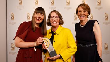 Gewinner in der Kategorie "Bestes Informationsformat": (v.l.) Eva Deinert und Yvonne Maier von Bayern 2. Die Laudatio hielt "First Lady" Elke Büdenbender. © Deutscher Radiopreis / Morris Mac Matzen Foto: Morris Mac Matzen