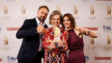 Julia Menger und Kerstin Hermes von radioeins (rbb), Gewinnerinnen in der Kategorie "Best Morgensendung" - mit Laudator Steven Gätjen © Deutscher Radiopreis / Morris Mac Matzen Foto: Morris Mac Matzen