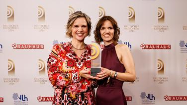 Julia Menger und Kerstin Hermes von radioeins (rbb), Gewinnerinnen in der Kategorie "Best Morgensendung" © Deutscher Radiopreis / Morris Mac Matzen Foto: Morris Mac Matzen