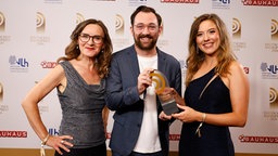 Gewinner in der Kategorie "Beste Reportage": Jan Koch und Miriam von Przewoski von WDR COSMO zusammen mit Laudatorin Dr. Sigrid Nikutta (l.) © Deutscher Radiopreis / Morris Mac Matzen Foto: Morris Mac Matzen