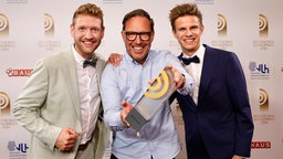 Gewinner in der Kategorie "Bestes Interview": Fabian Pede und Frank Bremser von R.SH. - zusammen mit Olympiasieger Andreas Wellinger (re.). © Deutscher Radiopreis / Morris Mac Matzen Foto: Morris Mac Matzen