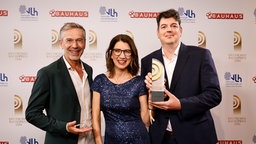 Gewinner in der Kategorie "Beste Sendung": Jana Magdanz und Andreas Blendin von "Die Maus" und WDR5 - zusammen mit Laudator Dirk Steffens (li.) © Deutscher Radiopreis / Morris Mac Matzen Foto: Morris Mac Matzen