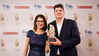 Gewinner in der Kategorie "Beste Sendung": Jana Magdanz und Andreas Blendin von "Die Maus" und WDR5 © Deutscher Radiopreis / Morris Mac Matzen Foto: Morris Mac Matzen