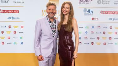 Katrin Bauerfeind präsentiert die Show in der Neuen Flora und Thorsten Schorn begleitet die Verleihung im Radio. © Deutscher Radiopreis / Benjamin Hüllenkremer Foto: Benjamin Hüllenkremer